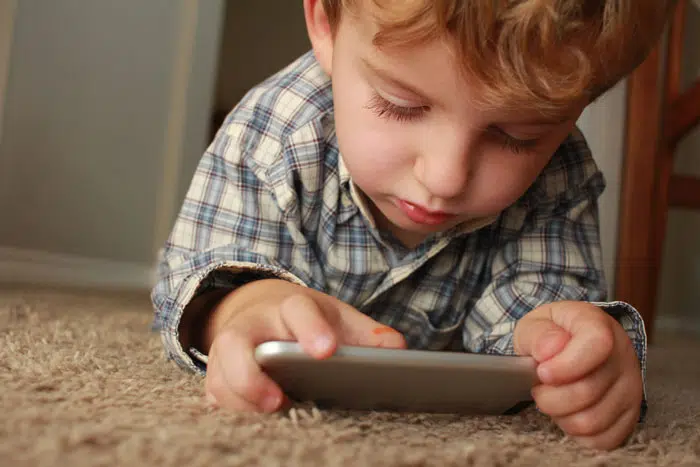 Junge spielt mit Smartphone - eine typische Situation bei Usability-Tests mit Kindern
