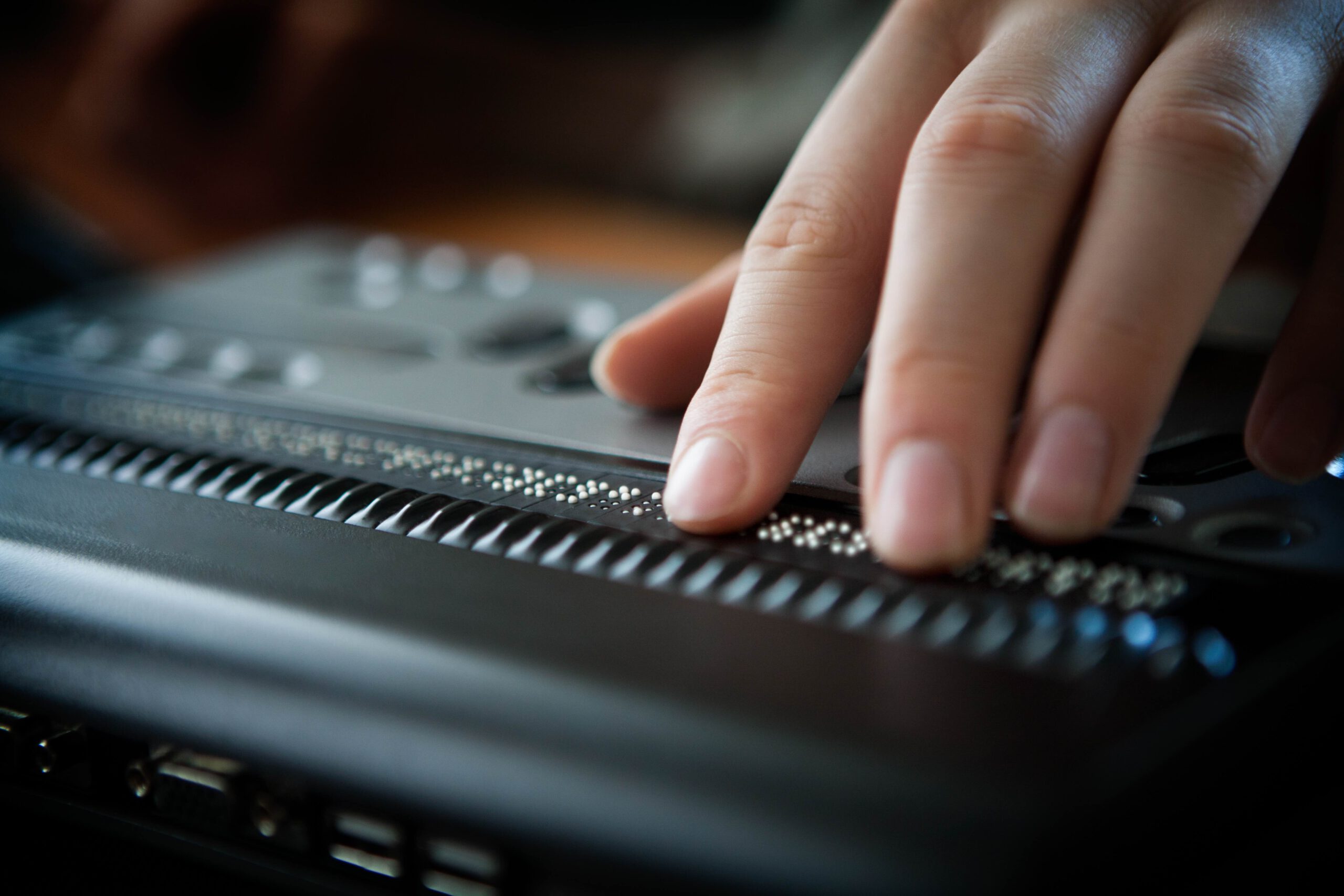 Tastatur in Brailleschrift, die sehbehinderten Menschen den Zugang zu Computern ermöglicht.